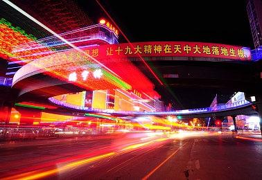 《暗喻幻想》用即时与回合战斗结合呈现漫画电影感